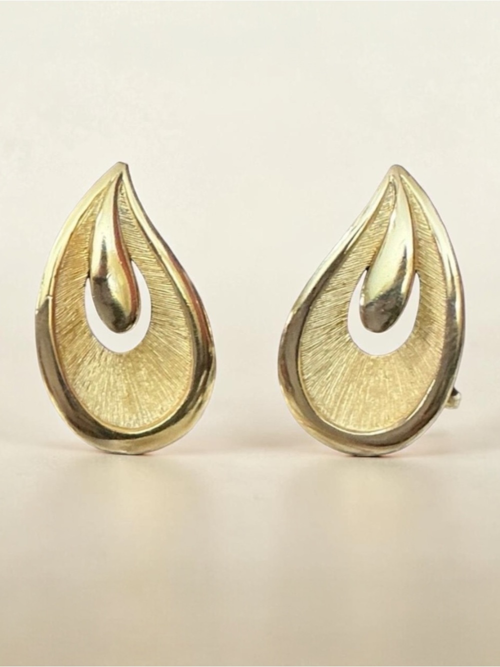 Crown Trifari Signed Golden Abstract Teardrop Clip On Earrings